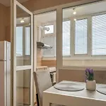 One-bedroom Next To Mall With Free Street Parking