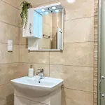 Apartament One-bedroom Next To Mall With Free Street Parking *