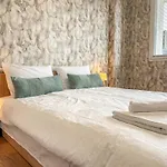One-bedroom Next To Mall With Free Street Parking Apartament *