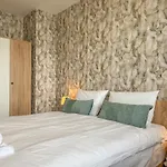 Apartament One-bedroom Next To Mall With Free Street Parking *