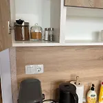 One-bedroom Next To Mall With Free Street Parking Apartament