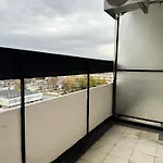 Apartament One-bedroom Next To Mall With Free Street Parking *