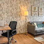 Apartament One-bedroom Next To Mall With Free Street Parking *