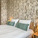 Apartament One-bedroom Next To Mall With Free Street Parking *
