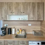 One-bedroom Next To Mall With Free Street Parking *