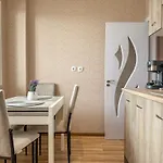 Apartament One-bedroom Next To Mall With Free Street Parking