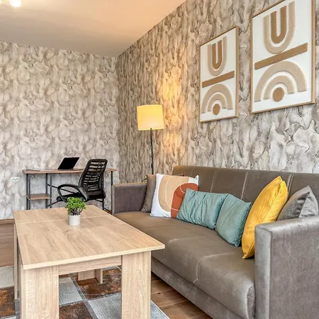 Daire One-bedroom Next To Mall With Free Street Parking *