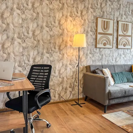 Daire One-bedroom Next To Mall With Free Street Parking *