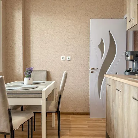 Daire One-bedroom Next To Mall With Free Street Parking
