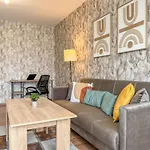 Lejlighed One-bedroom Next To Mall With Free Street Parking *