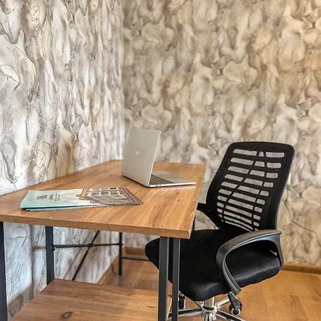 Apartman One-bedroom Next To Mall With Free Street Parking *