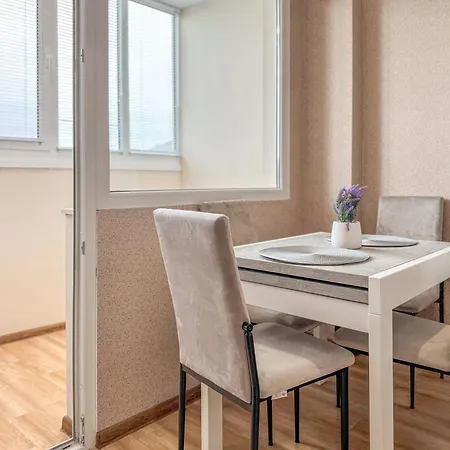 Apartment One-bedroom Next To Mall With Free Street Parking By Flat Manаger