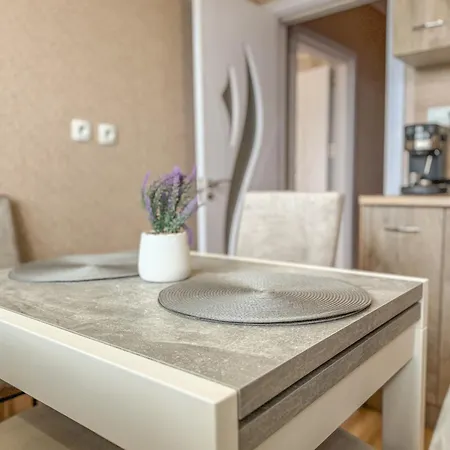 Apartment One-bedroom Next To Mall With Free Street Parking By Flat Manаger