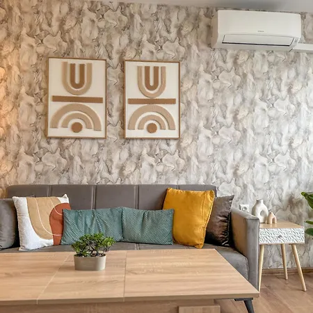 Apartman One-bedroom Next To Mall With Free Street Parking