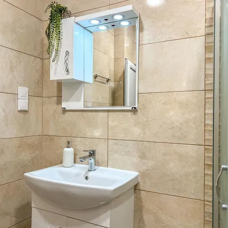 Apartmán One-bedroom Next To Mall With Free Street Parking *