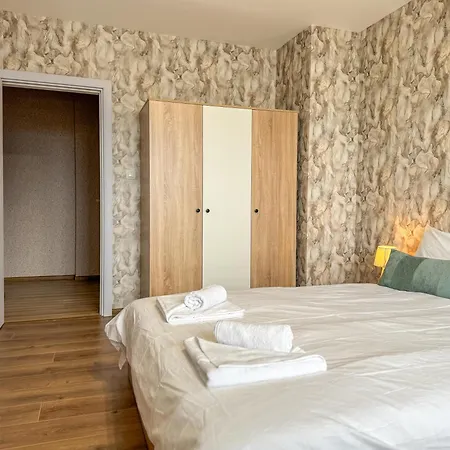 One-bedroom Next To Mall With Free Street Parking By Flat Manаger Apartment