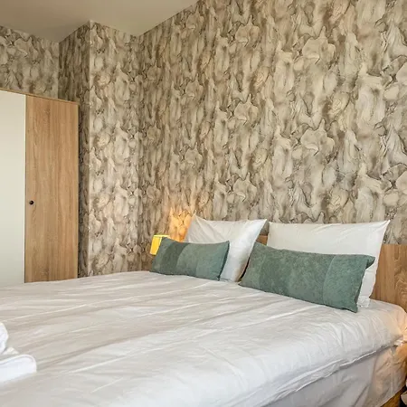 Apartmán One-bedroom Next To Mall With Free Street Parking *