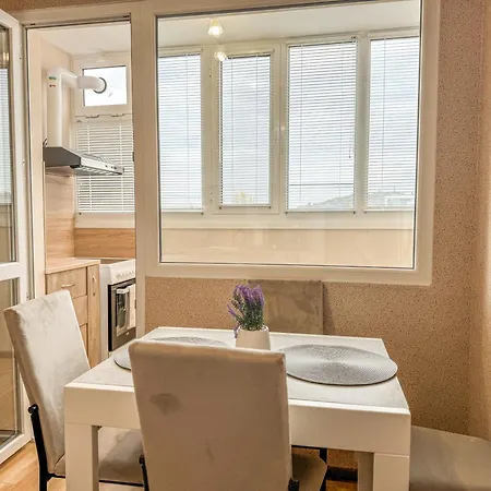 One-bedroom Next To Mall With Free Street Parking By Flat Manаger Apartment